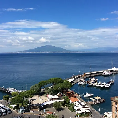 Surriento לינה וארוחת בוקר 4*